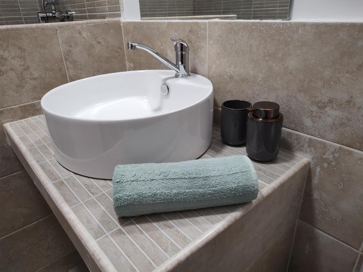 Central Apartment With 2 Bedrooms And 2 Bathrooms オラデア エクステリア 写真