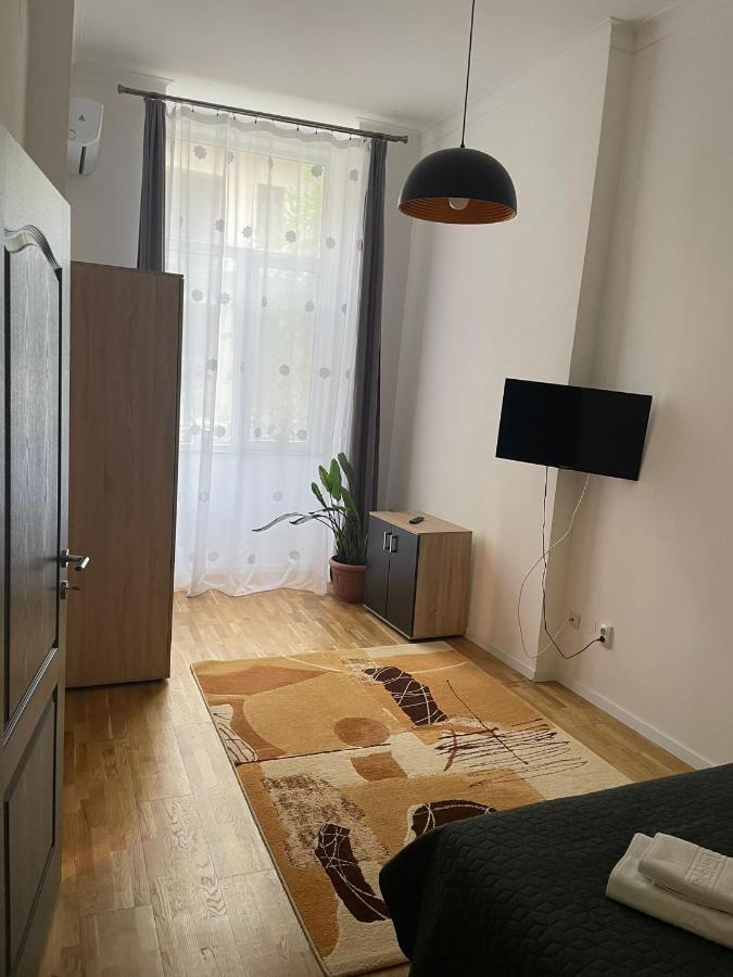 Central Apartment With 2 Bedrooms And 2 Bathrooms オラデア エクステリア 写真